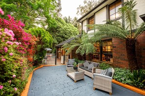 Common area for guest - front patio