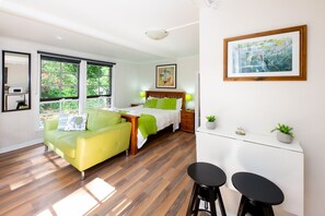 Garden Suite Kitchenette and breakfast nook