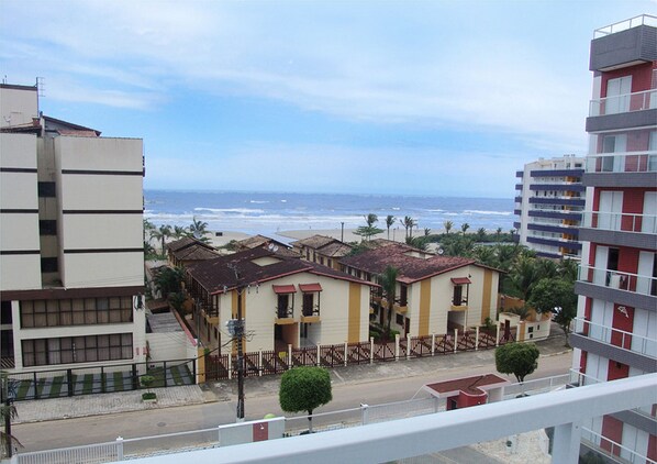 Vista do mar pela sacada da suíte.