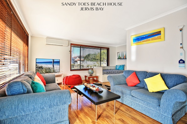 SANDY TOES BEACH HOUSE - 2 Minutes Walk Away from the Beach!!