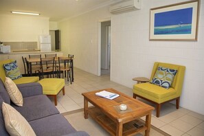 Apollo Jewel No 2 - South Mission Beach - Sitting area to dining