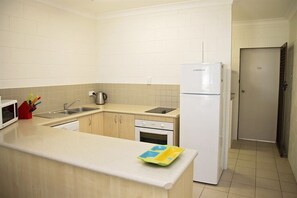 Apollo Jewel No 2 - South Mission Beach - Kitchen