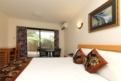 Novena palms Motel located in Northgate  7 minutes to airport  free shuttlE M-SA