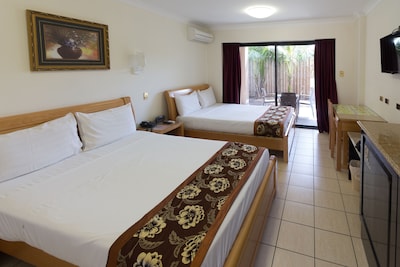 Novena palms Motel located in Northgate  7 minutes to airport  free shuttlE M-SA