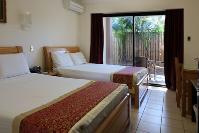 Novena palms Motel located in Northgate  7 minutes to airport  free shuttlE M-SA