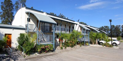 Novena palms Motel located in Northgate  7 minutes to airport  free shuttlE M-SA