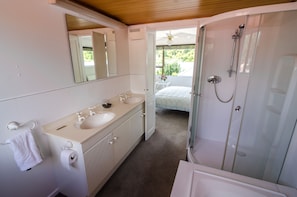 Ensuite to Master bedroom with spa bath.