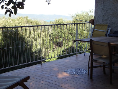 Ocean view apartment in villa located in the quietness of the hills
