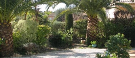 Belle Villa Provençale  avec jardin paysagé, piscine et terrasse plein sud