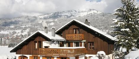 Chalet Chez Bobeau. Less than a 5 minute walk to the main ski lift.