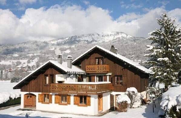 Chalet Chez Bobeau. Less than a 5 minute walk to the main ski lift.