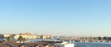 Vue panoramique plein sud sur les marinas, le port et la mer !