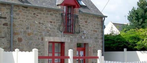  Façade de la petite maison de pêcheur, donnant sur la rue très calme.