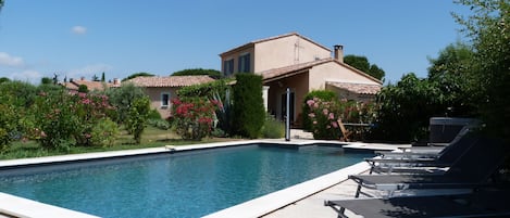 la maison et  la piscine un matin d'été
