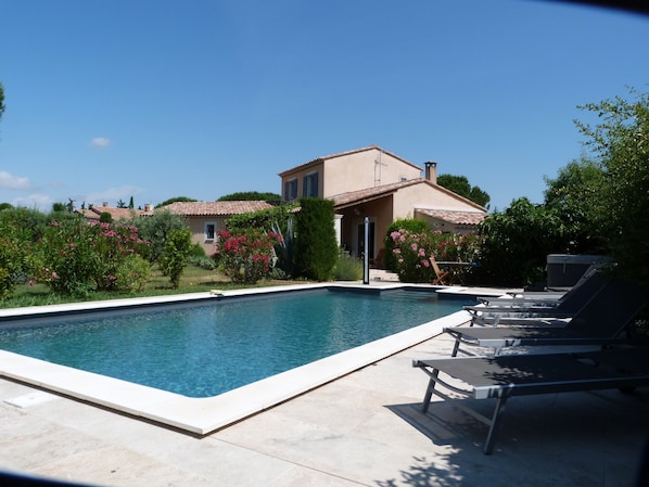 la maison et  la piscine un matin d'été
