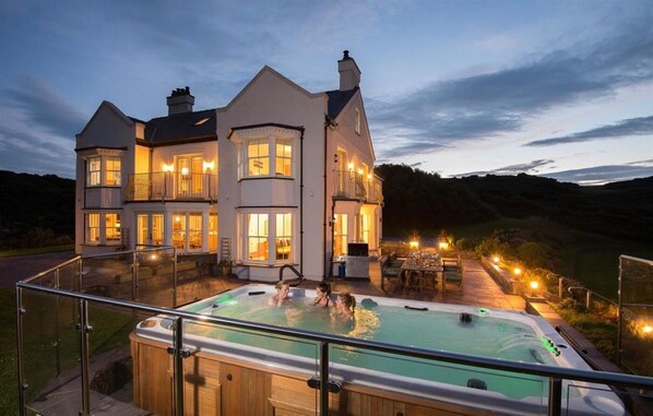 Llanlliana Hot Tub at Night