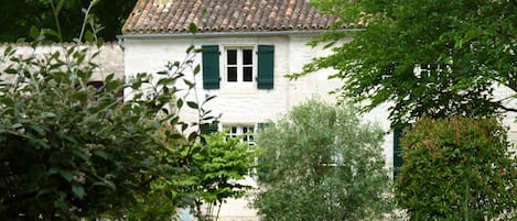 The house facing the garden you will enjoy the pristine environment by the river