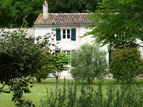 The house facing the garden you will enjoy the pristine environment by the river