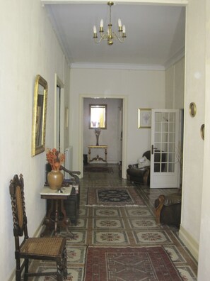 Enter the house by the spacious hallway (4) 