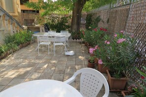 A large terrace for relaxation and al-fresco dining (3)