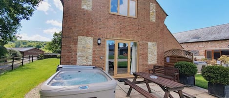 Patio and Private Hot Tub of Plumtree Cottage