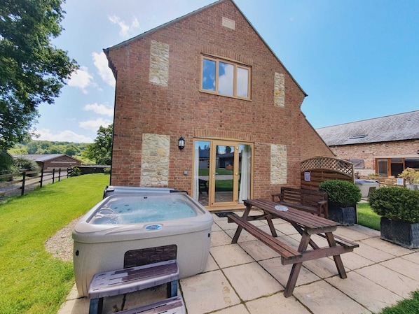 Patio and Private Hot Tub of Plumtree Cottage