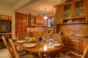 Dining & Kitchen areas