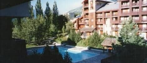 Vue sur la piscine depuis l'appartement