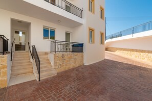 Rear veranda: Apartment entrances