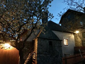 Blick auf die alte Selch und das Hoftor