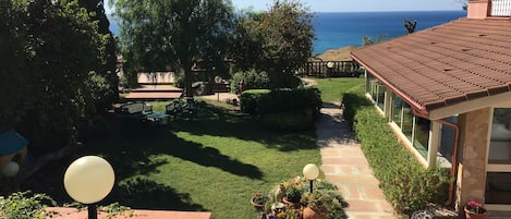 GIARDINO - FACCIATA VILLA- VISTA MARE