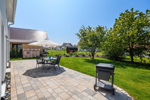 Speisen und Grillen auf der Terrasse