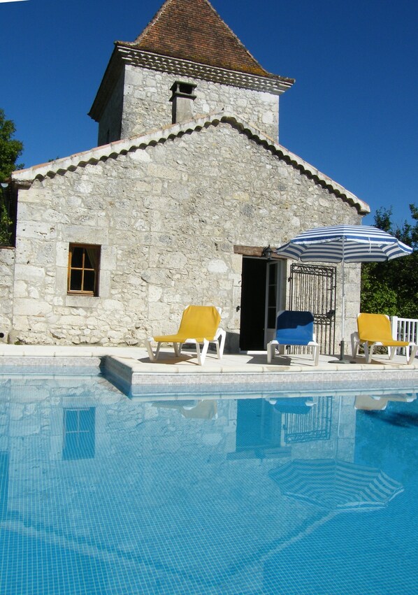 Swimming pool and Pigeonnier
