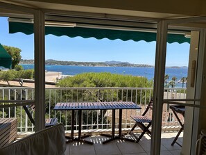  Vue panoramique sur la Méditerranée.