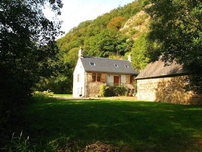 Gran campo de piedra francesa casa de campo junto al río con amplios jardines