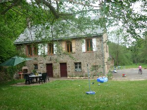 Rear garden area. Various outdoor games including badminton and boules