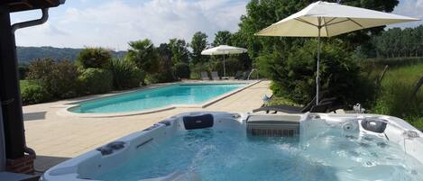 View of the swimming pool from the jacuzzi
