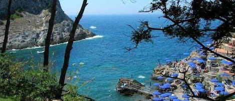 spiaggia di cala piccola dal giardino