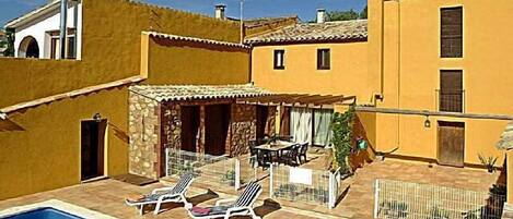 The pretty holiday home is situated only 30 min. from the beach