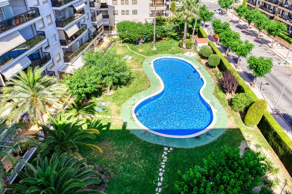 Piscina con amplio jardin