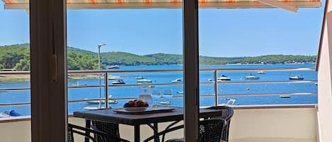 Apartment by the sea with terrace and lovely views