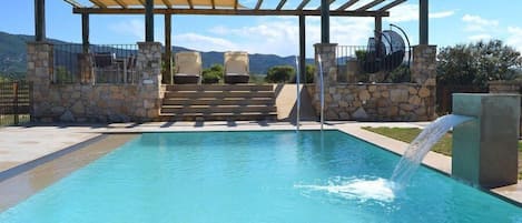 Masia de las Viñas has room for 6 +4 guests - situated in idyllic surroundings