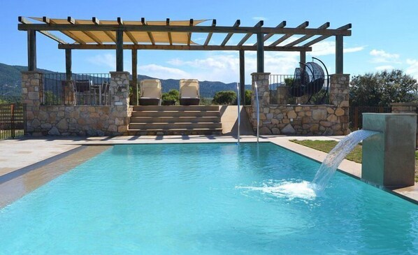 Masia de las Viñas has room for 6 +4 guests - situated in idyllic surroundings