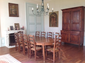 Dining room with capacity up to 16