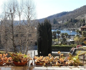 Cerca de Stresa, el apartamento de Lesa con terraza con vistas al lago