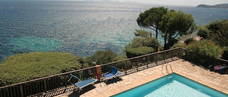 Vue sur la terrasse piscine et la mer vers l'ouest avec îles du Levant au fond