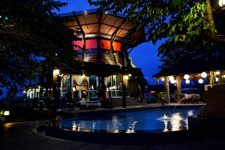 Sinurambi at dusk