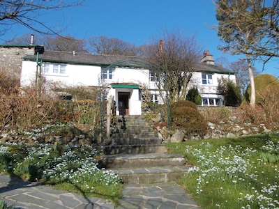 Delightful 17C cottage, ensuites - idyllic setting, lovely garden, lake frontage