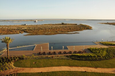 Apartamento de 1 dormitorio en el Algarve con vistas a la ría y al mar con jardín y piscina.