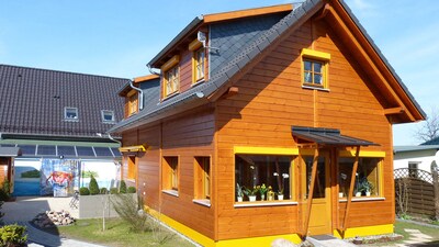 Rügenholzhaus – Exklusives 5-Sterne Ferienhaus mit Boddenblick u. Holzfass-Sauna